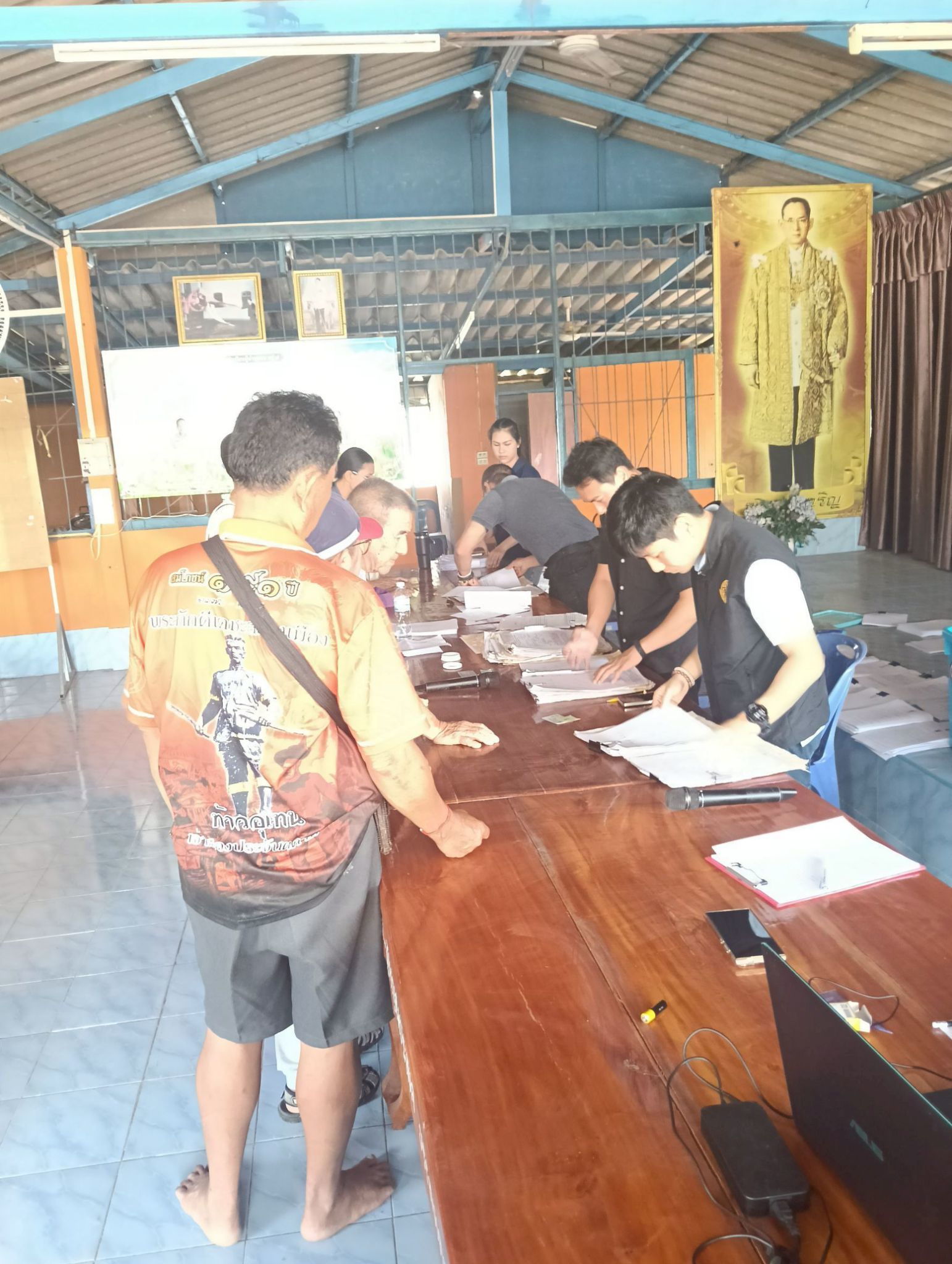 title - วันที่ 3 เมษายน 2569 นายวิทูล ประดิษฐ์บุญ ปฏิรูปที่ดินจังหวัดปราจีนบุรี มอบหมายให้ นายลิขิต ผันผ่อน ผู้อำนวยการกลุ่มกฎหมาย พร้อมด้วย เจ้าหน้าที่ ส.ป.ก.ปราจีนบุรี ลงพื้นที่ออกศูนย์บริการเคลื่อนที่ “Mobile Unit”  ยื่นคำร้องทั่วไปและปรึกษาข้อกฎหมายที่เกี่ยวข้องกับการปฏิรูปที่ดิน ณ เขาไม้แก้ว อำเภอกบินทร์บุรี จังหวัดปราจีนบุรี